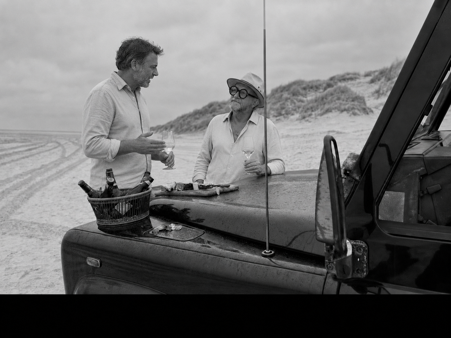 Een ontspannen strategisch gesprek bij de Defender op het strand