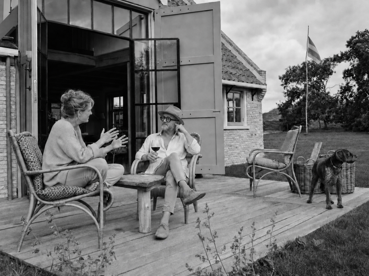 Een ondernemer vertelt terwijl Pim het gesprek aanscherpt in de tuin van De Branding