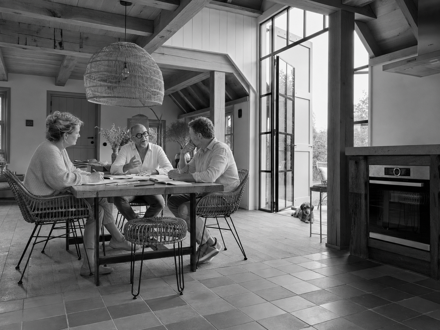 Een strategisch gesprek aan tafel in De Branding op Terschelling